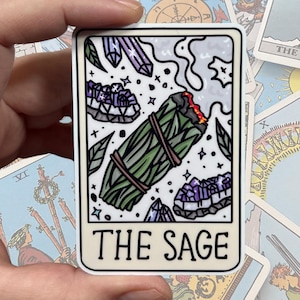 The Sage Tarot Card glänzender Vinyl wasserfester Aufkleber | Hochwertige Kunst Witchy Witch Wahrsagung Smoke Crystals Grün Lila Rocks Blätter