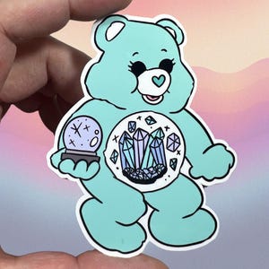 Crystal Care Bear glänzende Vinyl wasserfest Aufkleber | Hochwertige Kunst Witchy Wahrsagung Spirituelle Hexenkugel Blauer Zauber Fluch Hex Altar