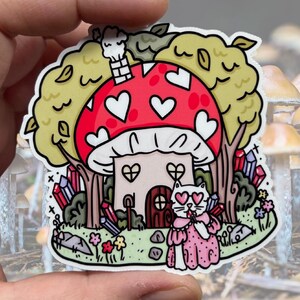 Mushroom Heart House Luty 2024 Naklejka Klubowa Błyszcząca Winylowa Wodoodporna Naklejka | Wysokiej Jakości Art Cat Cottagecore Core Shroom Crystals