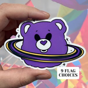 Niet-binaire Troetelbeer planeet glanzende vinyl waterbestendige sticker | Hoogwaardige kunst LGBTQIA-vlag Gelijkheid Unieke planeet Gay Lesbian Ace Pan