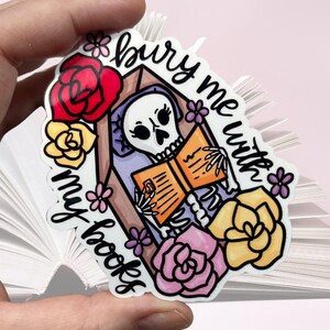 Bury Me With My Books Glänzender Vinylaufkleber | Hochwertiges Kunstbuch Blumen Floral Bibliophile Lese Leser Blumenskelett