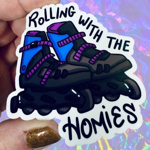 Rolling With The Homies 光沢ビニール 防水ステッカー | 高品質アート ローラースケートブレード 屋外で楽しめる 90 年代アクティビティ インラインスケート