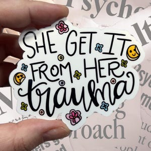 She get it from her Trauma glänzender, wasserfester Vinylaufkleber | Hochwertige Kunst Smiley Gesicht Psychische Gesundheit Florals Typografie Traumatic