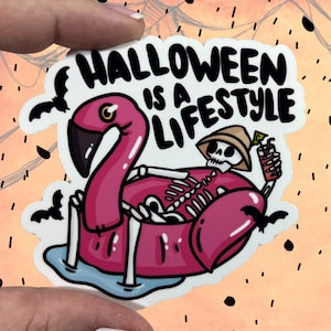 ハロウィーンはライフスタイルです光沢のあるビニール防水ステッカー | 高品質のアートハロウィーン2024スケルトンフラミンゴプールコウモリが不気味な待機中