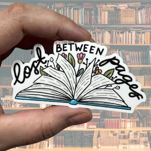 Lost zwischen den Seiten glänzender Vinyl wasserfester Aufkleber | Hochwertige Kunst Einzigartige Buch Bibliophile Blumen Geschenk Bücherwurm Red Open Bookstagram