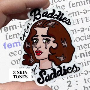 Even Baddies Get Saddies glänzender, wasserfester Vinylaufkleber | Hochwertige Kunst Depression Angst Weinen Lustig Motivations Geschenk Tough Guy