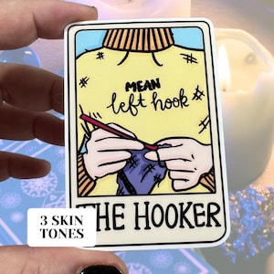 The Hooker (Crochet) tarotkaart glanzend vinyl waterbestendige sticker | Hoogwaardige kunst Crafty Garen Gemiddelde linkse haaknaald haken breien hobby