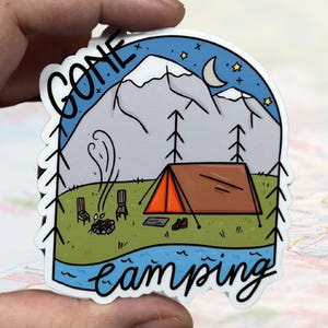 Autocollant résistant à l'eau en vinyle brillant Gone Camping | Art de haute qualité, tente unique, camp d'aventure, étoiles de lune, montagne Smores, randonnée pédestre, paix