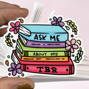 Pregúntame sobre mi TBR Adhesivo de vinilo brillante resistente al agua / Arte de alta calidad Amante de los libros Bibliófilo Regalo Lector divertido Regalo divertido Ella Él