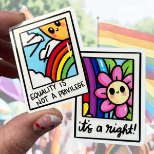 Gelijkheid is geen voorrecht, maar een recht! Glanzend vinyl waterbestendige sticker | Hoogwaardige kunst LGBTQIA-polaroid regenboog homoseksuele lesbische poly