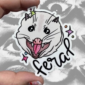 Adesivo de vinil brilhante resistente à água de gambá selvagem | Arte de alta qualidade Animal selvagem Bem-humorado Gritando Peculiar Saúde mental Presente engraçado Vida selvagem