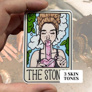 The Stoner Tarot-Karte glänzender Vinyl wasserfester Aufkleber | Hochwertige Kunst Witchy Witch Wahrsagung Punny Lustig 420 Marihuana Mary Jane