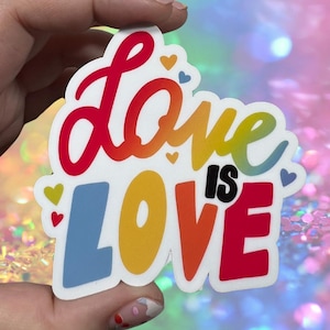 Love is Love glanzende vinyl waterbestendige sticker | Hoogwaardige kunst homo-lesbische LGBTQIA MFM FFF Buch Non-Binary Trans Rainbow Pride Proud