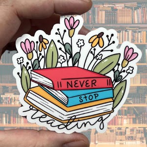 Never Stop Reading glänzender Vinyl wasserfester Aufkleber | Hochwertige Kunst Einzigartige Buch Bibliophile Blumen Geschenk Bücherwurm Red Stack Bookstagram