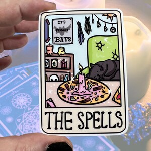 The Spells Tarot Card Adesivo de vinil brilhante resistente à água | Arte de alta qualidade Witchy Witch Divination Money Bowl Candles Sage Moon Phase Bat