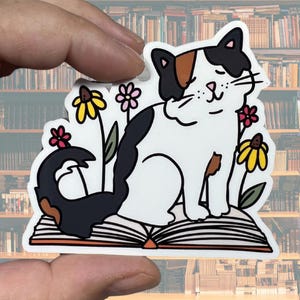 Buch Katze glänzend Vinyl wasserfest Aufkleber | Hochwertige Kunst Offene Buch Blumen Floral Bibliophile Calico Pfoten Leser lesen hübsch