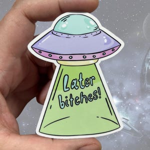 Later Bitches UFO 光沢ビニール 防水ステッカー | 高品質アート ピンク ブルー パステル ゴス グランジ ダーク カワイイ キュート ゴスコア アブダクション