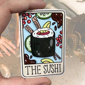 Die Sushi-Tarot-Karte glänzender Vinylaufkleber | Hochwertige Kunst Witchy Witch Wahrsagung Punny Lustig Kawaii Japanisch Feinschmecker