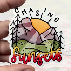 Chasing Sunsets glanzend vinyl waterbestendige sticker | Hoge kwaliteit kunst Unieke bergen Bomen Zonnestralen Bergen Rotsen Zonsondergang Prachtig