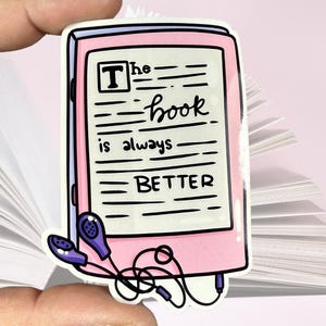 The Book is Immer besser glänzend Vinyl wasserfest Aufkleber | Hochwertige Kunst Buch Liebhaber Bibliophile Geschenk Lustige Kindle Ereader Hörbuch