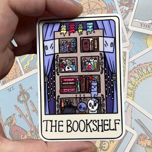 Das Bücherregal Tarot Karte glänzend Vinyl wasserfest Aufkleber | Hochwertige Kunst Witchy Bibliophile Geschenk Leser Lesen Lila Bücherregal