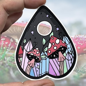 Adesivo de vinil brilhante resistente à água com prancheta de cogumelo e cristais | Arte de alta qualidade, bruxas, bruxas, cristais, lua, cogumelos, rosa, azul