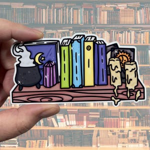 Witchy Bücherregal glänzend Vinyl wasserfest Aufkleber | Hochwertige Kunst Witchy Kessel Tarot Kerzen Bücherregal Kristalle Bibliophile Geschenk