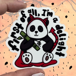 Panda diablo Primero que todo, soy una delicia Vinilo brillante Adhesivo resistente al agua / Arte de alta calidad Halloween 2024 Divertido Juego de palabras Escalofriante Rojo Negro