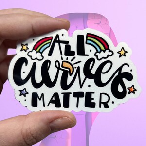 All Curves Matter - Sticker résistant à l'eau en vinyle brillant | Art de haute qualité arc-en-ciel corps positivité étoiles typographie beauté standard grande taille