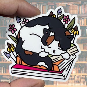 Schlafende Buch Katze Glänzendes Vinyl Wasserbeständiger Aufkleber | Hochwertige Kunst Katze Blumen Floral Bibliophile Calico Stapel Liebhaber lesen Lektüre