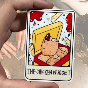 Der Hühnernugget Tarot-Karte glänzender Vinylaufkleber | Hochwertige Kunst Witchy Witch Wahrsagung Punny Lustige emotionale Unterstützung