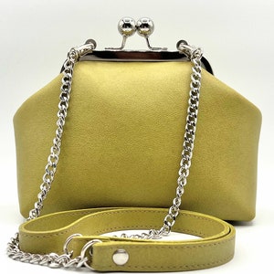 Bolso de mano de cuero con cierre de beso, hecho a mano en verde y amarillo, con cierre superior, pequeño bolso vintage para el hombro, bolso cruzado con cierre de beso, listo para enviar.