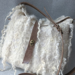Weiße gefilzte Tasche, Leder Schultertasche, lange Lederriemen, Masham Schlösser, Eco-Mode Schaf Wolle Filz Leder Cross Body Boho, auf Bestellung
