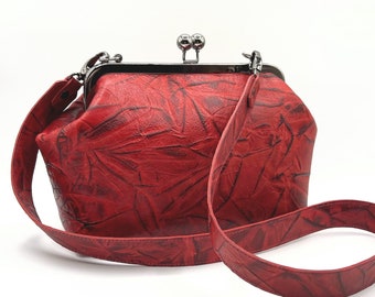 Rote Lederhandtasche, Kiss Lock Geldbörse, handgemachte Tasche, Schultertasche mit Top-Verschluss, kleine Vintage Tasche, Leder Clutch Crossbody, versandfertig