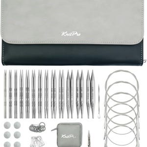 Könnte beinhalten: Ein komplettes KnitPro Stricknadel-Set. Das Set enthält ein zweifarbiges grau-grünes Etui, mehrere Paare silberner Stricknadeln, Rundkabel, Maschenmarkierer und weiteres Zubehör. Das KnitPro-Logo ist auf dem Etui und einem kleinen Beutel zu sehen.