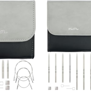 Könnte beinhalten: Zwei Stricknadel-Sets. Jedes Set enthält ein grau-schwarzes Etui mit dem Markennamen. Die Sets enthalten außerdem Stricknadeln in verschiedenen Größen, Rundstricknadeln und Zubehör.