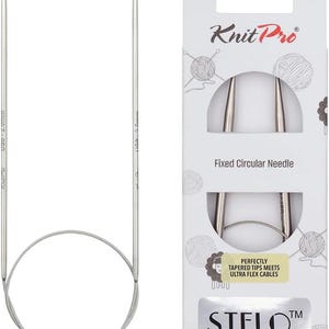 Könnte beinhalten: Ein Set fester Rundstricknadeln von Knit Pro Stelo. Die silberfarbenen Nadeln sind mit einem flexiblen Kabel verbunden und in einer weiß-grauen Box verpackt. Die Box trägt das Knit Pro-Logo und die Aufschrift "Fixed Circular Needle".