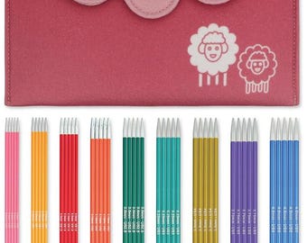 Puede incluir: Un juego de 10 pares de agujas de tejer intercambiables en una funda de transporte rosa con un diseño de oveja. Las agujas son de varios colores y tamaños, que van desde 2,5 mm hasta 4,5 mm.
