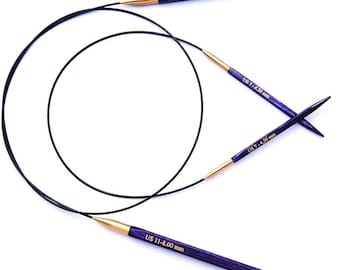 Puede incluir: Un juego de tres agujas de tejer de color morado y dorado. Las agujas están etiquetadas con su tamaño en US y mm. Las agujas son de 8,00 mm (US 11), 4,50 mm (US 7) y 4,50 mm (US 7).