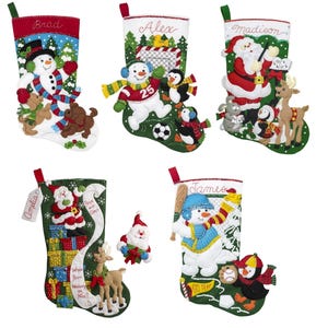 Kit calza di feltro Bucilla da 18 pollici - Pupazzo di neve e cuccioli, Pupazzo di neve tifoso di calcio, Prova del coro di Babbo Natale, Capanna dell'orso nero di Babbo Natale, Pupazzo di neve da baseball