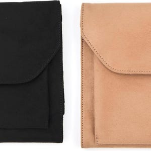 Könnte beinhalten: Zwei rechteckige Etuis, eines in Schwarz und eines in Beige, jeweils mit Klappenverschluss. Das schwarze Etui hat ein silbernes Etikett mit der Aufschrift "Knit Pro". Das beige Etui hat ein ähnliches Etikett. Beide Etuis scheinen aus Stoff zu sein.