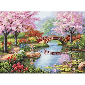 Può includere: Un dipinto di un giardino giapponese con un ponte rosso su uno stagno. Lo stagno è circondato da una vegetazione lussureggiante e alberi di ciliegio in fiore rosa. Una piccola pagoda di pietra si trova sul lato sinistro dello stagno.