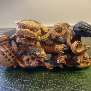 Vintage Foo Dog Sculpture – Guardian Lion with Cubs – Intricate Carved Resin – Asian Inspired Decor