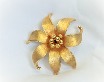 VINTAGE Mid Century Modern Kramer Brushed Gold Tone Flower Brooch Convertible Center Pin