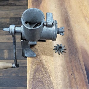 Vintage Universal No. 71 Hand Crank Food Meat Grinder Chopper USA