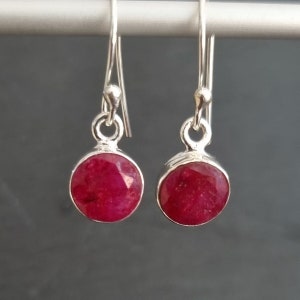 Brincos pequenos redondos de rubi de 8 mm, brincos pendentes de prata 925, pedra preciosa framboesa rosa vermelha, pedra de nascimento de julho, 40º aniversário, Mistry Gems, E13R
