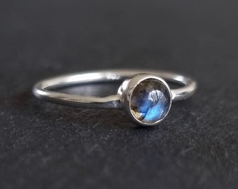 Round Labradorite Stacking Ring, 5mm 925 Silver Ring, Solitaire Ring, Dainty Ring, Boho Ring, Gemstone Engagement Ring, Mistry Gems, R10LAB