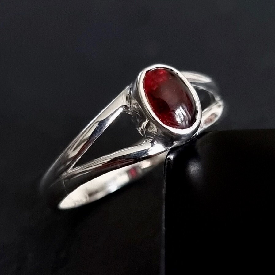 有名なブランド Garnet Oval Dainty Sterling Anniversary 2nd Ring, Silver アクセサリー