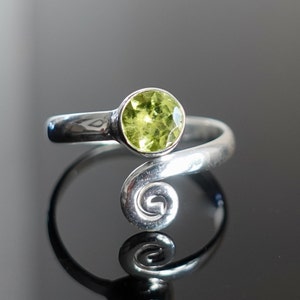 Adjustable Facetted Peridot Ring, Unisex 925 Sterling Silver Wrap Ring, Thumb Toe Pinky Finger Ring, August Birthstone, Mistry Gems, R61PF