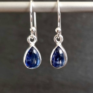 Kleine Blaue Kyanit Ohrringe, Tropfen 9 mm x 6 mm 925 Silber Ohrringe, Denim Blau Edelstein, Hochzeitsschmuck, Himalaya Stein, E5K